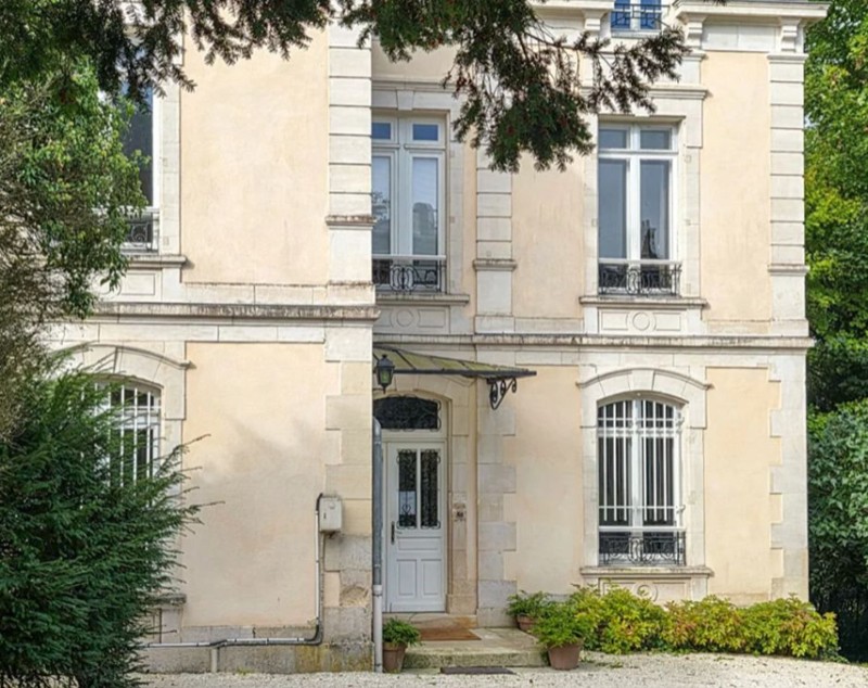 Conacul din Franța cu 5 dormitoare și o grădină suspendată care se vinde la prețul unui apartament cu 4 camere de la Dristor