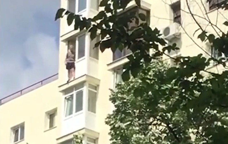 Un bărbat de 35 de ani a murit după ce s-a aruncat de la etajul 9, în București