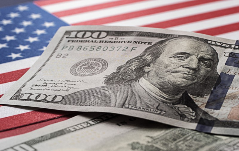 Dolarul american înregistrează cel mai slab început de an din 1973. Politicile comerciale ale lui Donald Trump și creșterea nivelului datoriei au provocat o scădere de peste 10% în prima jumătate a anului 2025