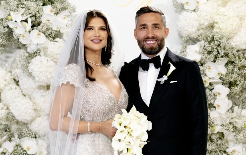 Imagini din sufrageria casei în care locuiesc Monica Bîrlădeanu și Valeriu Gheorghiță. Cum au împodobit bradul de Crăciun: „Fundițe cu panglici lungi”