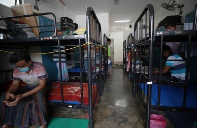 Migranții locuiesc în dormitoare aglomerate. Distanțarea socială este imposibilă FOTO: EPA