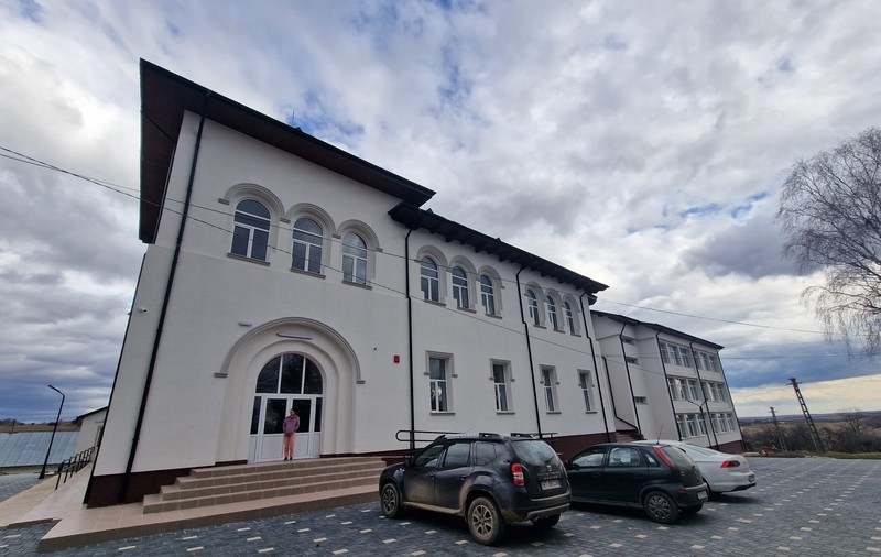 Cum arată liceul de la Pomârla, Botoșani, renovat cu 10 milioane de euro, care nu va fi inaugurat până în toamnă fiindcă n-are transformator