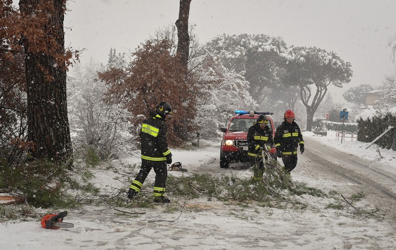 Sudul Italiei, lovit de ninsori, furtuni și inundații. Sute de oameni au fost evacuați. FOTO