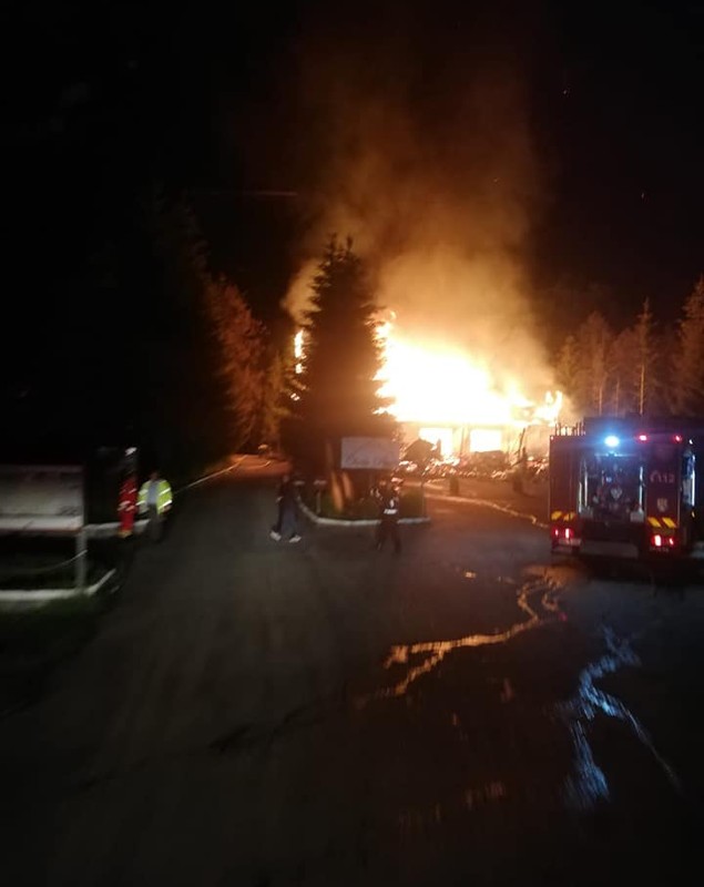 VIDEO | Cabana Cheile Buţii, mistuită de flăcări. O persoană a fost internată cu arsuri