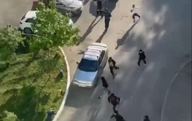 Bătaie în stradă și schimb de focuri într-un oraș din Rusia. Printre bătăuși se află mercenari Wagner
