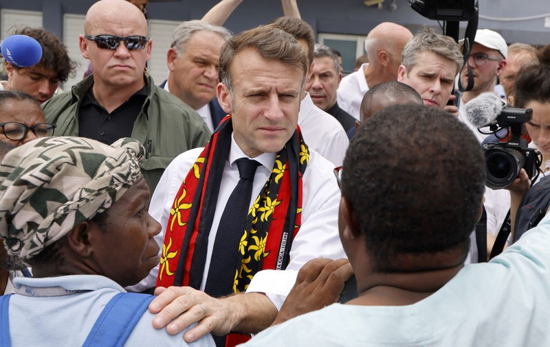 Emmanuel Macron își prelungește vizita în Mayotte, după ce sinistrații i-au cerut „apă” și „demisia” | VIDEO