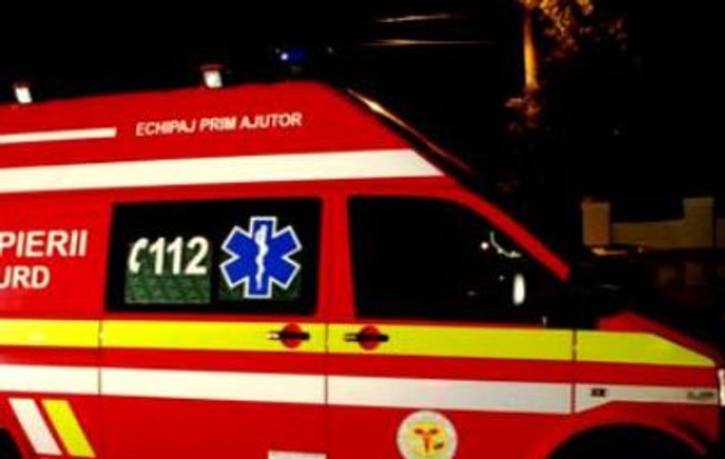 Șofer în stare gravă după ce a căzut cu mașina într-o prăpastie, în apropiere de Petroșani