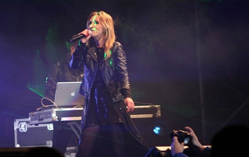 Adela Popescu, primul concert din an cu DJ Project