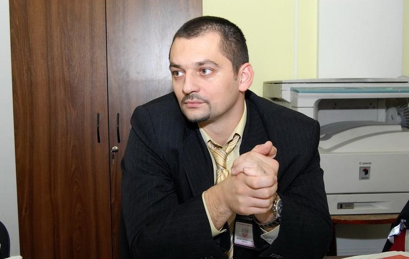 Fostul şef al Poliţiei Locale Oradea, inculpat pentru tentativă de omor după ce și-a înjunghiat soția, rămâne în spatele gratiilor