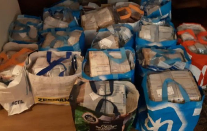 Polițiștii au găsit un sfert de tonă de bani într-un apartament. De unde ar poveni suma uriașă descoperită