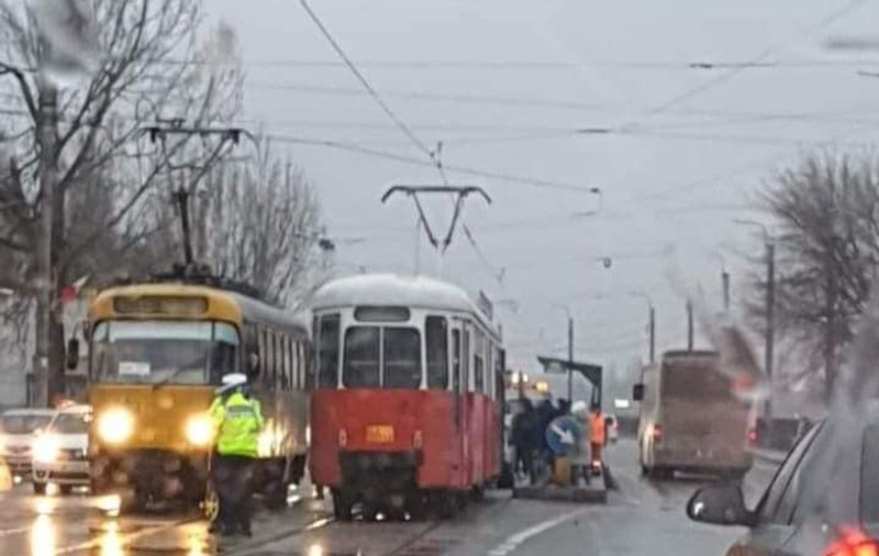 Două tinere din Craiova, rănite în staţia de tramvai, după ce șoferul a pierdut controlul volanului din cauza poleiului