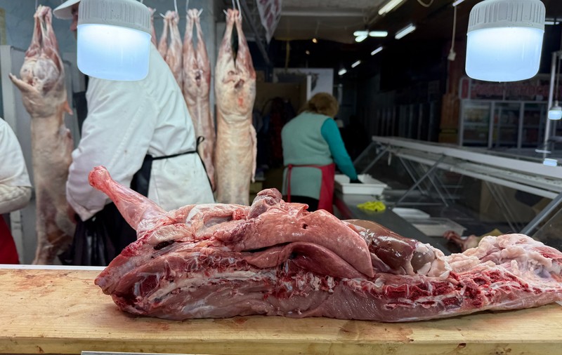 Mielul de Paște, în piețele din Iași: diferențe de preț uriașe între ciobani și supermarket. Cât costă kilogramul