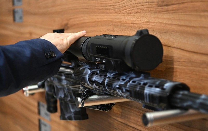 Un curier român a furat coletele pe care le livra unui vânzător de arme din Austria și, de frică, a aruncat o parte din ele