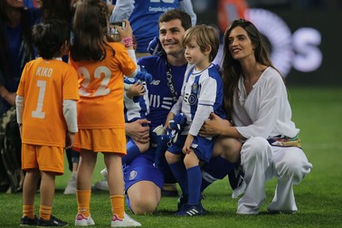 epa06716012 FC Porto?s goal keeper Iker Casillas and his wife Sara Carbonero celebrate their league title win after their Portuguese First League soccer match, FC Porto vs CD Feirense, held at Dragão stadium, Porto, northern of Portugal, 06 May 2018. EPA-EFE/MANUEL FERNANDO ARAÚJO