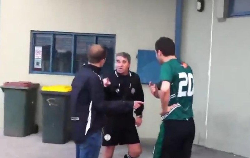 Eliminat de pe terenul de fotbal pentru că avea un piercing în zona genitală | VIDEO