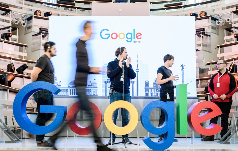 Google și Facebook cer vaccinarea obligatorie a angajaților care lucrează de la birou