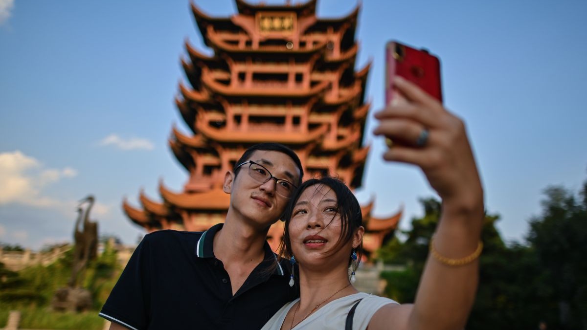 Un cuplu de turiști își face un selfie în Wuhan FOTO: Profimedia