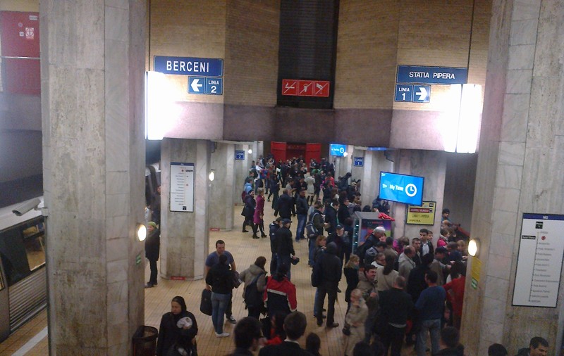 DEZASTRU LA METROU: Linii blocate între staţiile Victoriei şi Aurel Vlaicu | Foto