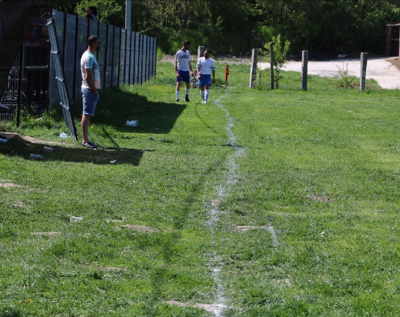 Cum arată cel mai prost teren de fotbal din România. Astea-s condițiile în care se joacă! / GALERIE FOTO