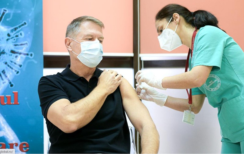 Klaus Iohannis s-a vaccinat cu a doua doză anti-COVID-19. Administrația Prezidențială: „Se simte foarte bine”