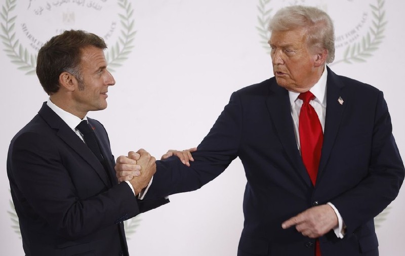 Amenințarea în 5 cuvinte a lui Donald Trump la adresa lui Emmanuel Macron, în timp ce-și strângeau mâna în Egipt, dezvăluită de un cititor pe buze