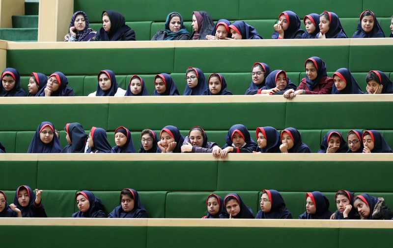 Sute de eleve din Iran au fost otrăvite, într-o tentativă de închidere a școlilor de fete