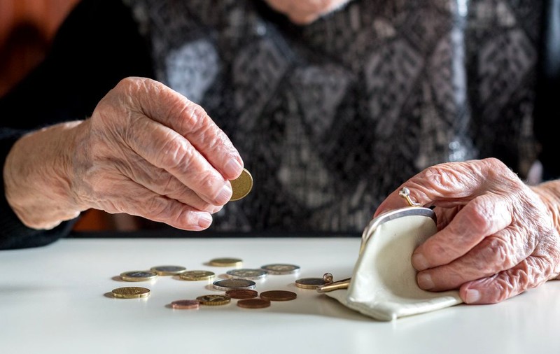 Nu se găsesc bani pentru pensiile celor mai săraci, unde 100-200 de lei în plus pot face diferența dintre bani de lemne sau frig