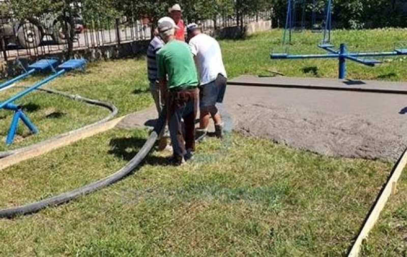 Muncitorii au turnat ciment peste iarbă, la o grădiniță din Dolj. Primarul: „Iarba era tăiată”