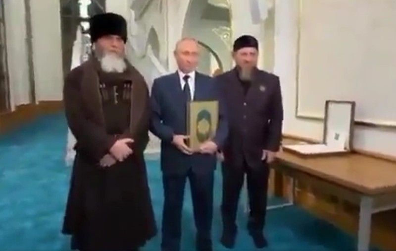 Putin sărută un Coran aurit primit cadou în Cecenia, într-un clip publicat de Kadîrov. VIDEO