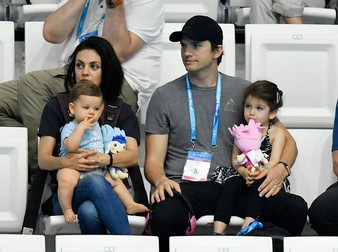 Mila Kunis și Ashton Kutcher au împreună doi copii: Dimitri (stânga) și Wyatt (dreapta)