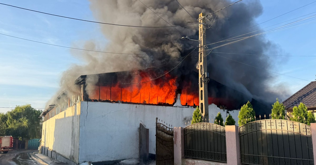 Flăcările au cuprins sute de metri pătrați din hală