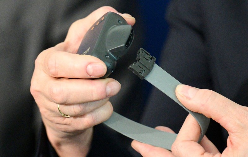 Un român din Irlanda de Nord acuzat de trafic de persoane a cerut să-i fie dată jos brățara electronică pentru a putea practica MMA