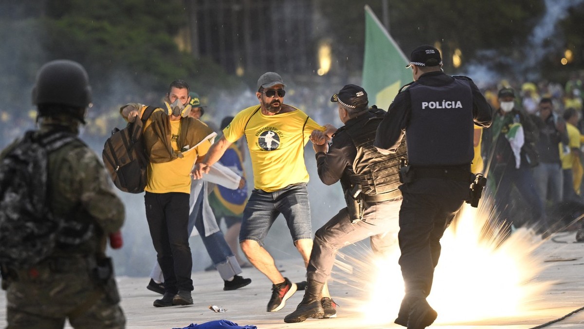 Susținători ai fostului președinte Jair Bolsonaro se ciocnesc cu forțele de securitate, pe 8 ianuarie, în Brazilia. Poliția a intervenit cu gaze lacrimogene pentru a-i dispersa pe protestatarii pro-Bolsonaro. Foto: Profimedia