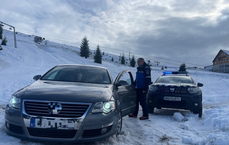 Un turist „a traversat cu mașina două pârtii” pentru a-și lăsa bagajul direct la hotel, la Muntele Mic. Ce a pățit