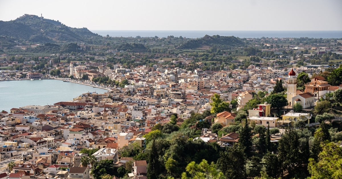 Ce să vizitezi în Insula Zakynthos - Imagine aeriană cu portul din oraşul Zakynthos