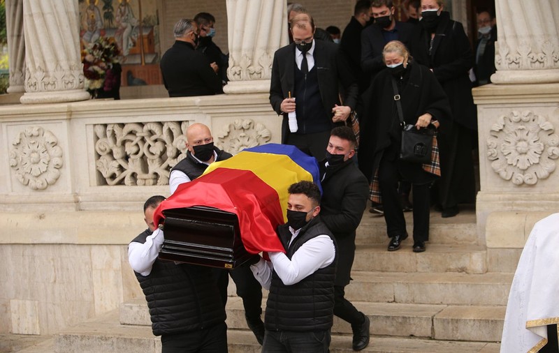 VIDEO | Vladimir Găitan, condus pe ultimul drum de familie și de colegi. Actorul, înmormântat cu onoruri militare