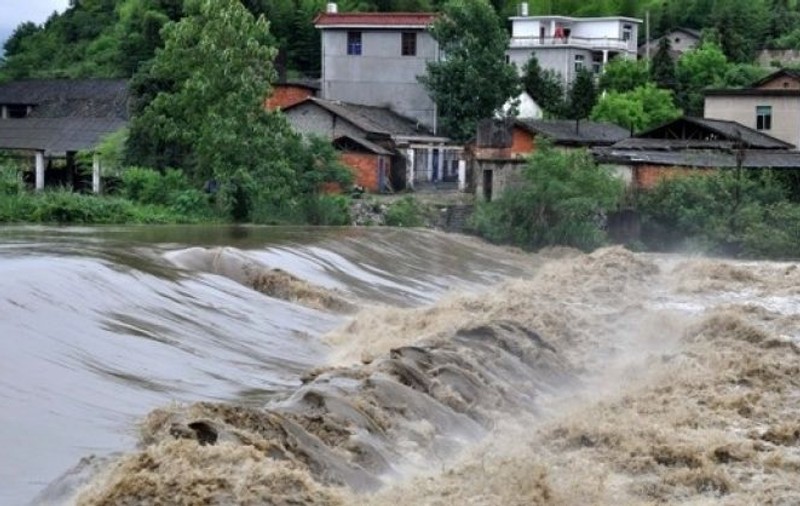 Bărbatul din Vâlcea dat dispărut odată cu fetița luată de ape a fost găsit teafăr. Era în pădure, la doi kilometri de locul tragediei