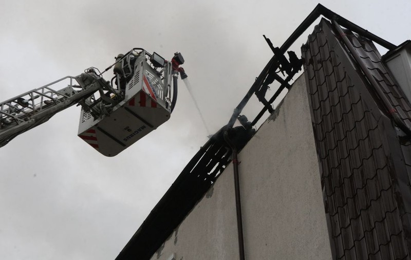 FOTO&VIDEO/ Apartamente distruse de incendiu în Chiajna! O femeie însărcinată, transportată la spital