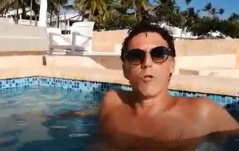 Cum a făcut urări de Anul Nou un primar. Din piscină și cântând "O sole mio" | VIDEO