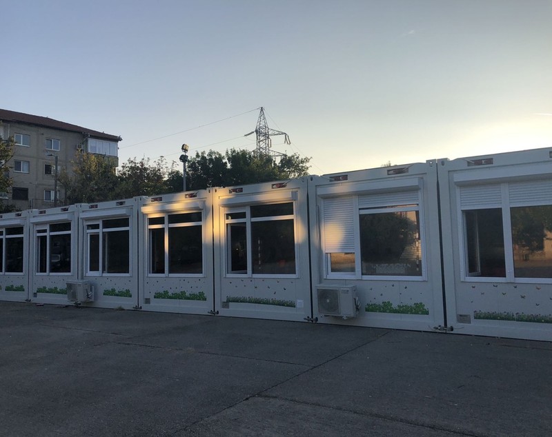 REPORTAJ/ Clopoțelul a sunat în containere la începerea noului an într-o școală din Timișoara. Primarul i-a îndemnat pe cei mici să devină ”oameni școlați” - FOTO