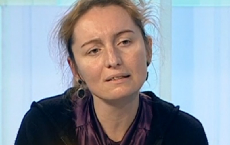 Mama Laurei Georgescu, fosta soție a lui Dan Condrea,  și-a dat fiica în judecată, pe motiv că e agresată fizic și verbal