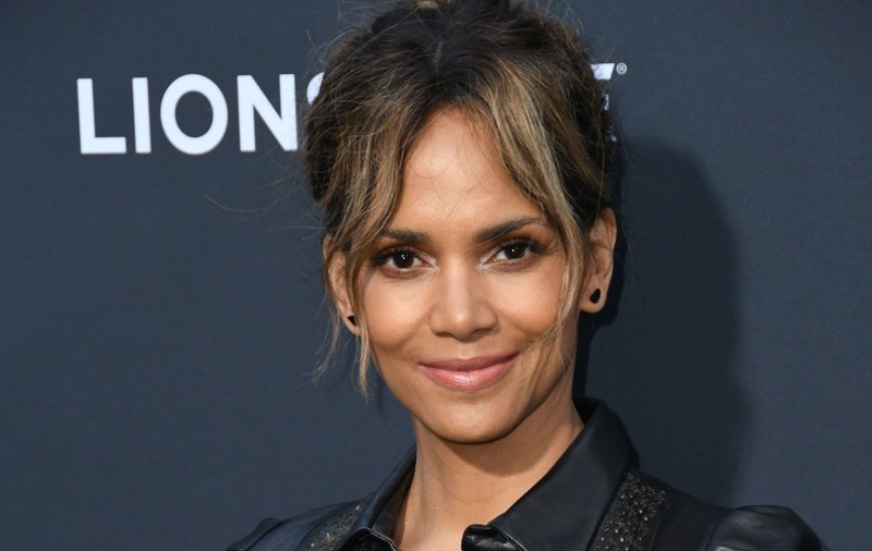 Halle Berry, în cea mai incitantă ipostază. A pozat fără sutien