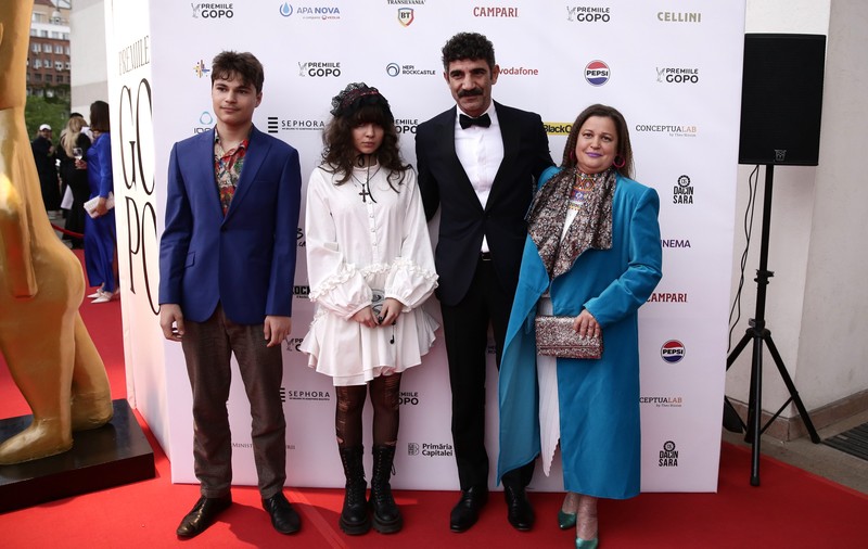 Toma Cuzin, cunoscut ca Firicel din „Las Fierbinți”, cu familia la Premiile GOPO 2024. Imagini rare cu soția și cei doi copii