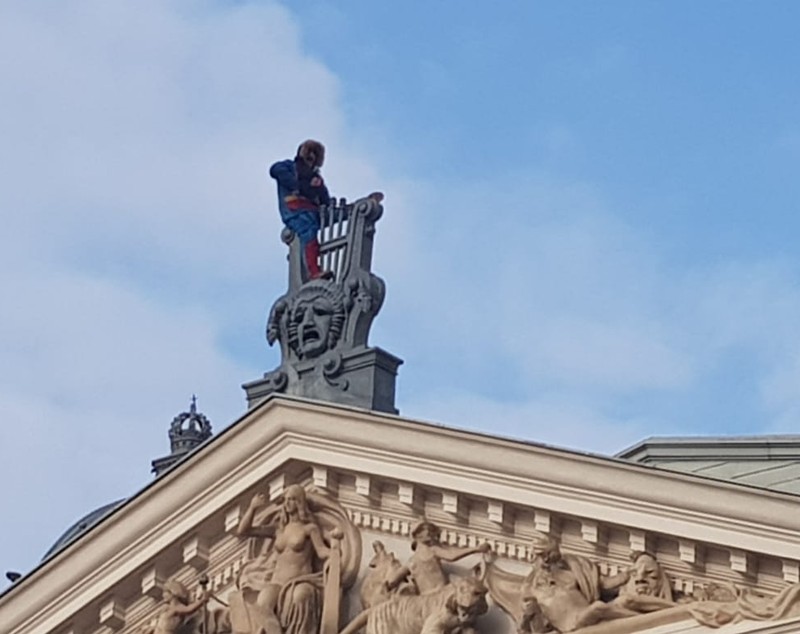 FOTO | Un bărbat îmbrăcat în Superman amenință că se va arunca de pe acoperișul Teatrului Național din Iași
