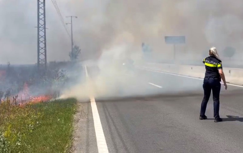 Incendiul pe 50 de hectare, izbucnit în apropiere de DN 1, stins de pompieri. Circulaţia a fost îngreunată între Ploieşti şi Braşov
