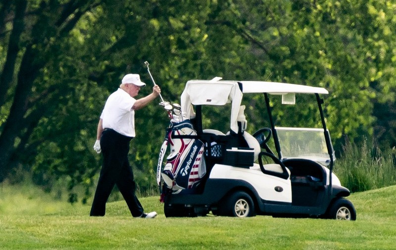 Cu 1,6 milioane de cazuri de coronavirus în SUA, Donald Trump a jucat golf. În 2014, l-a criticat pe Obama pentru acelaşi lucru, când erau două cazuri de Ebola