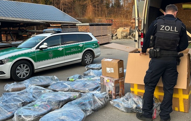 Un șofer român a vrut să intre cu ATV-uri și biciclete noi în Germania și a rămas fără ele. Poliția le-a confiscat pe loc la granița cu Elveția