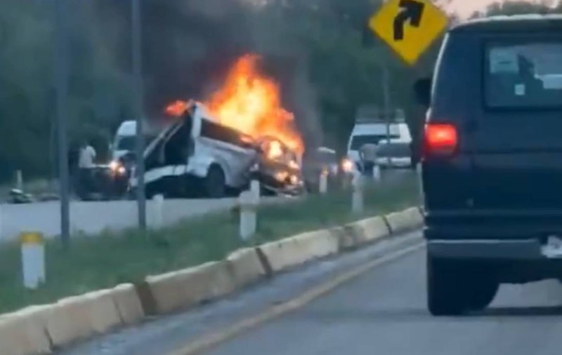15 oameni au murit după ce un camion cu muncitori a lovit un taxi și a izbucnit un incendiu