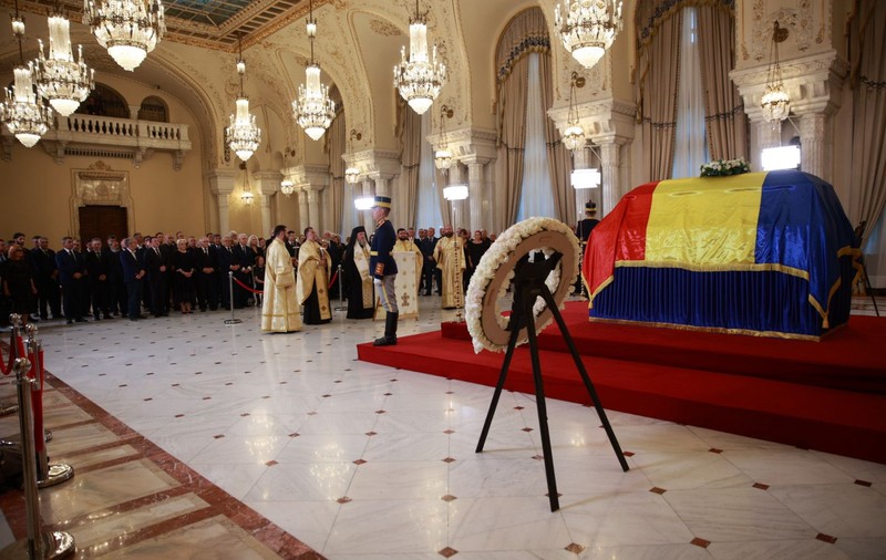 Slujba Stâlpilor, oficiată de preoți la catafalcul lui Ion Iliescu. Nume grele din politică au asistat la rugăciune