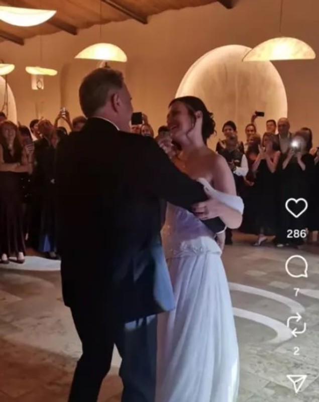 Actorul din „Las Fierbinți” a divorțat în secret și s-a recăsătorit. Imagini de la nunta cu partenera mai tânără